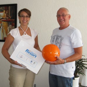 Peter Luijken ontvangt de Wii spelcomputer